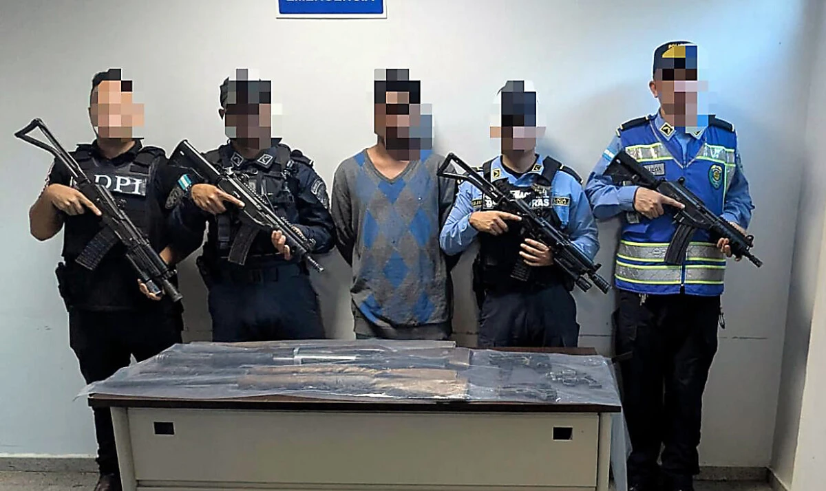 Con varias armas de fuego es arrestado un hombre