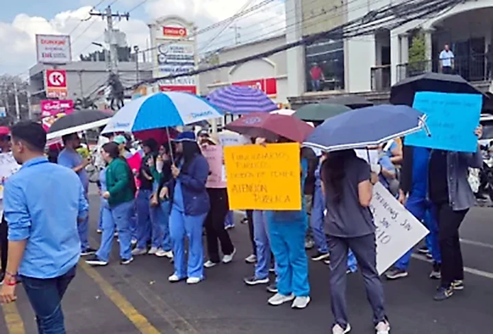 Médicos internos continúan en paro por pagos pendientes
