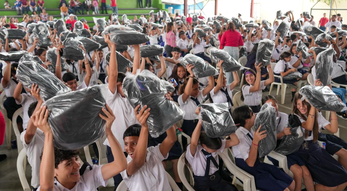 Unos 300 alumnos de la escuela Presentación Centeno reciben mochilas con útiles escolares
