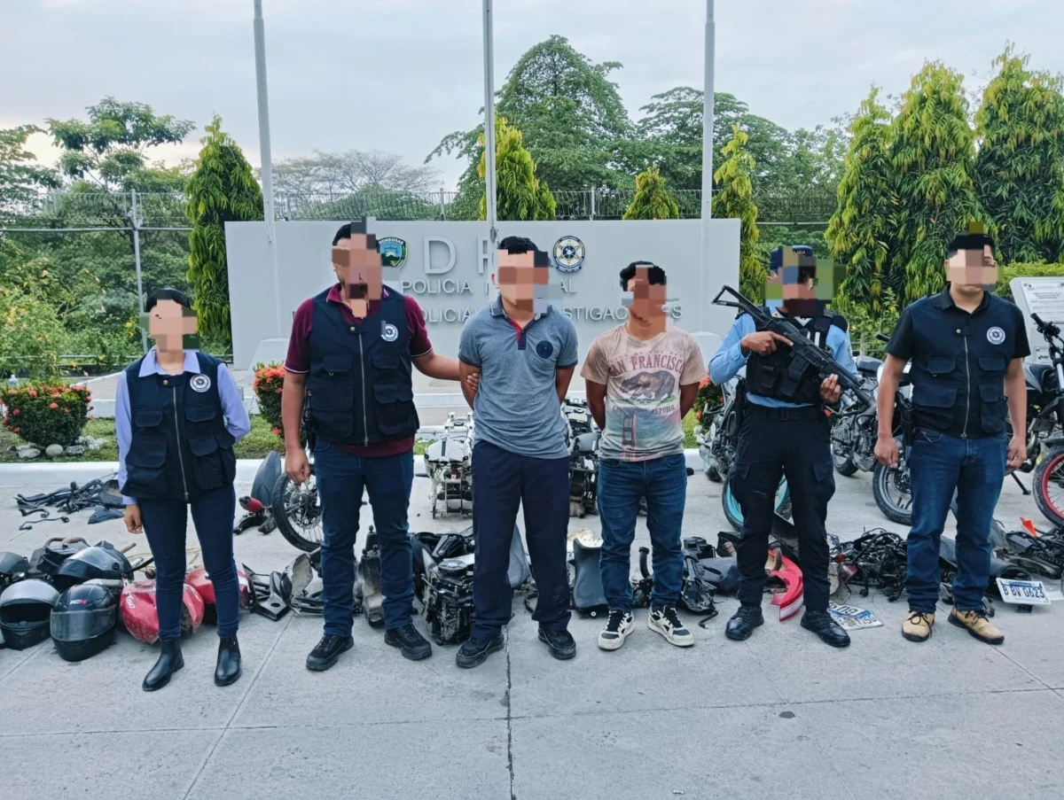 Detienen a dos hombres acusados por robo de motocicletas
